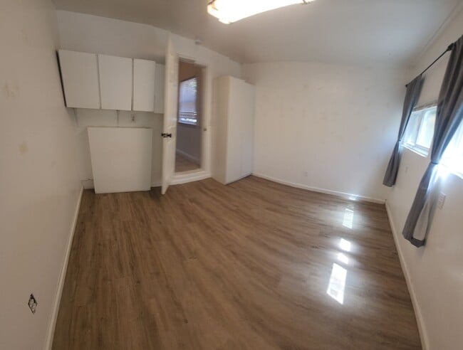 Building Photo - 7 Bedroom 3 bath home close to POLY!!!!