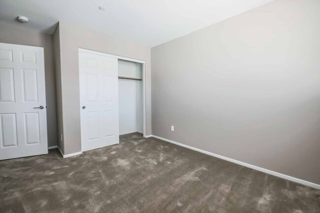 Building Photo - MUST SEE Summerlin Townhome