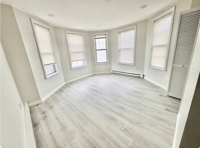 Building Photo - 739 Parker St