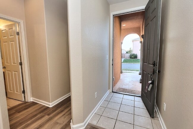 Building Photo - Beautiful 4 Bed 3 full bath Natomas Home!!
