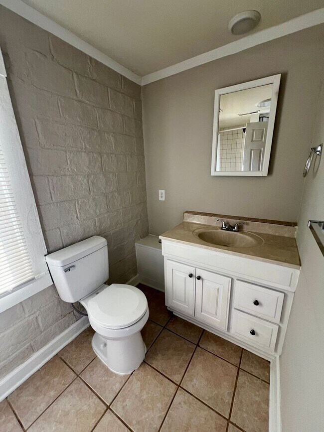 Building Photo - One bedroom, 1 bath house in Mebane