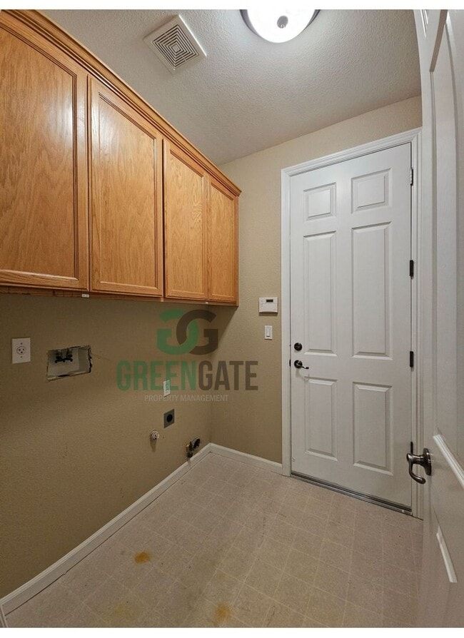 Building Photo - Spacious 4 Bedroom 3 Bath in Patterson! AV...