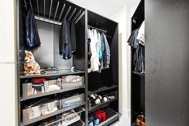 Building Photo - 100 Bayview Dr