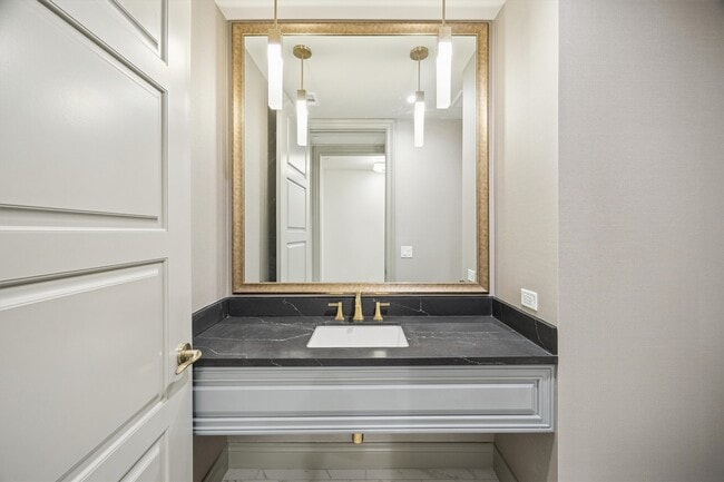 Building Photo - 1717 Bissonnet St