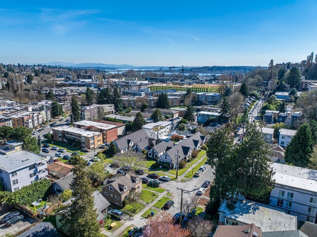 Building Photo - Benton Court Apartments