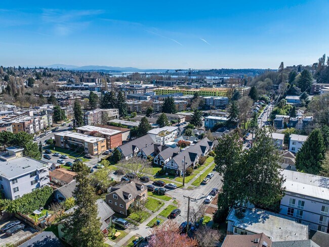 Building Photo - Tudor Style Townhome, Close to UW, Great L...