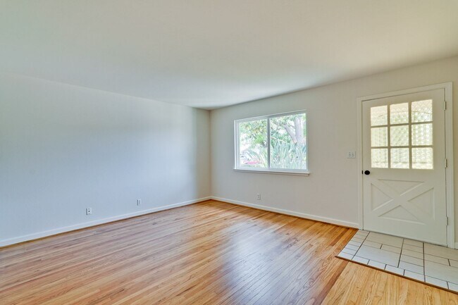 Building Photo - 941 // (Duplex)