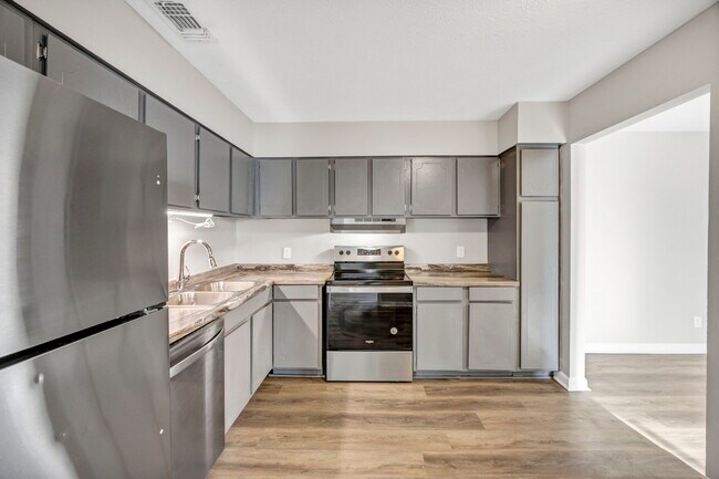 Building Photo - 109 Menlo Dr