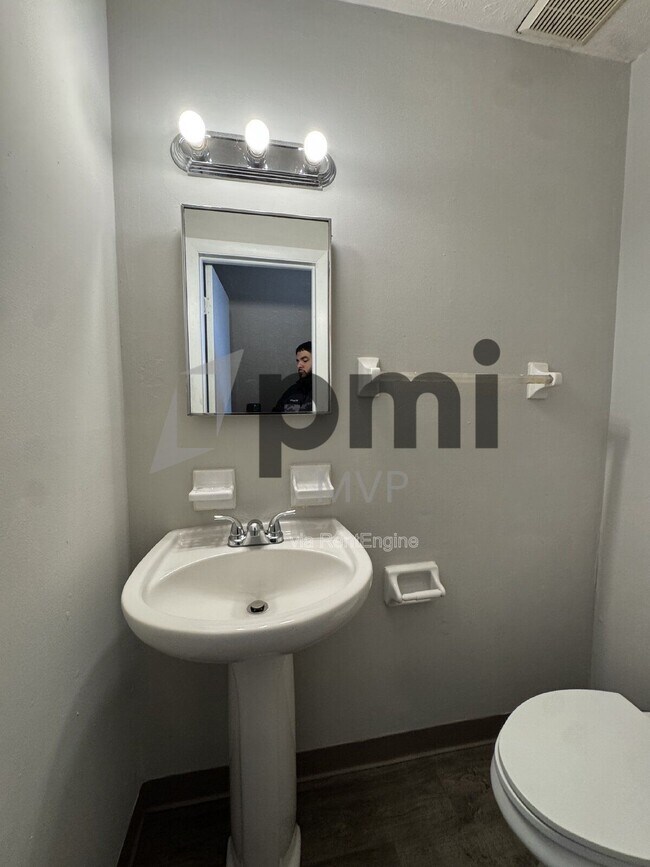 Building Photo - 4056 Carlton Ave