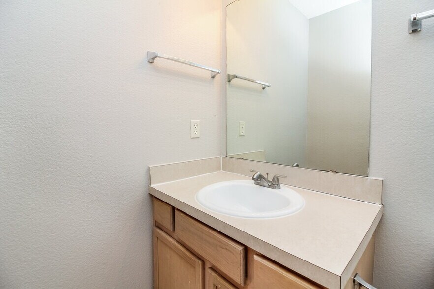 Building Photo - 1616 Columbia Dr