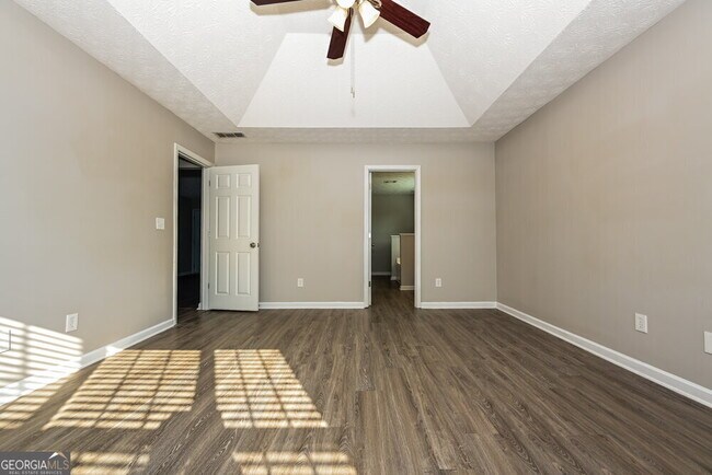 Building Photo - 342 Summit View Dr