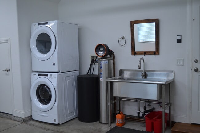 Building Photo - 2111 Deer Valley Rd