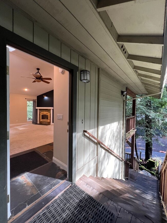 Building Photo - 2,280 Square Foot modern Three bedroom two bath multi  level home, large yard, decks, cathedral c...