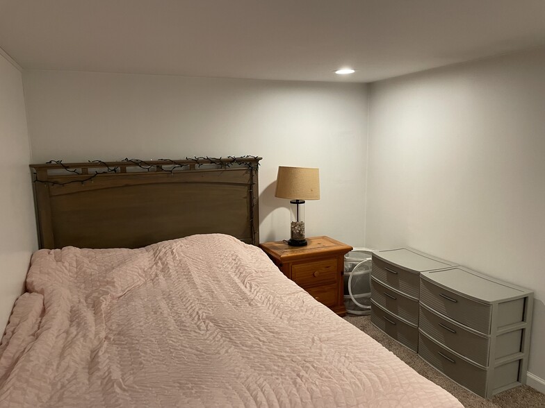 Apartment comes with bed, furniture - 9002 Knoll St