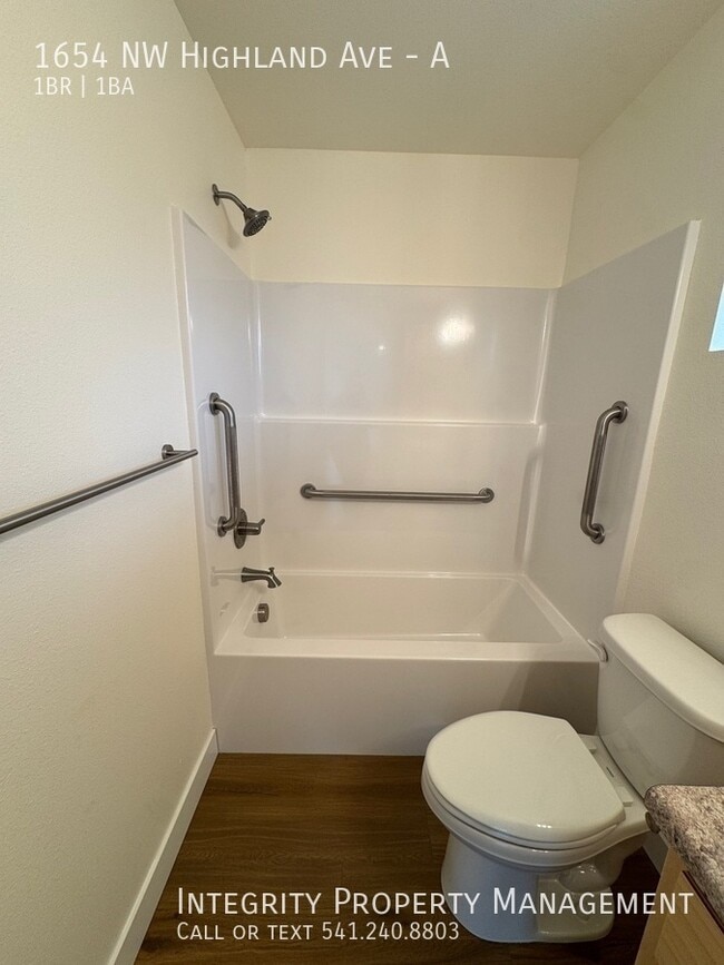 Building Photo - 1654 NW Highland Ave