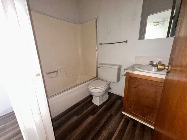 Building Photo - Tee Top