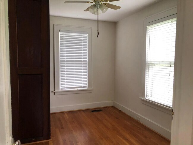 Building Photo - 8823 Powell Ave