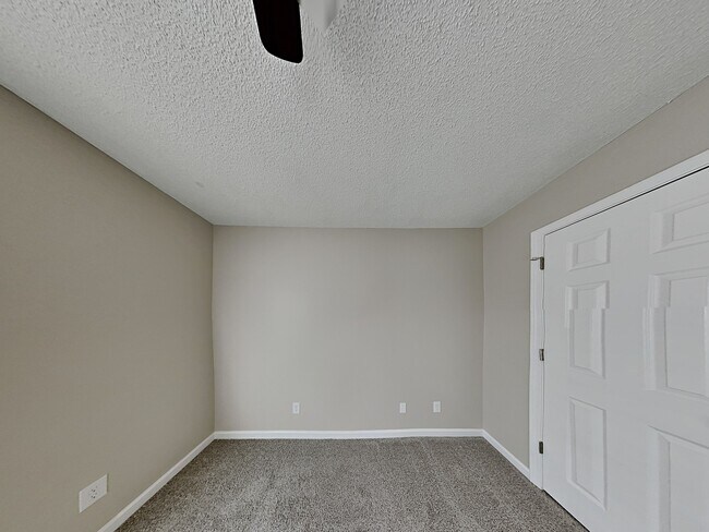 Building Photo - 215 Shamrock Way