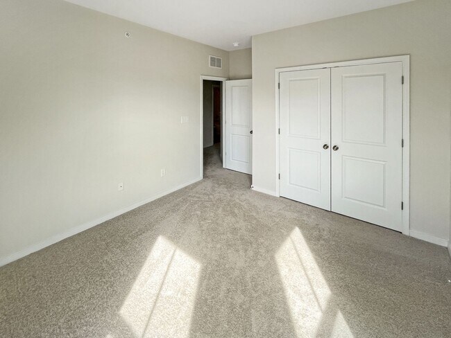 Building Photo - 4 Bed/3 Bath Luxurious Townhome in Chester...