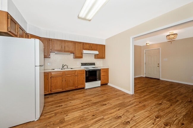 Building Photo - Apartment w/Parking