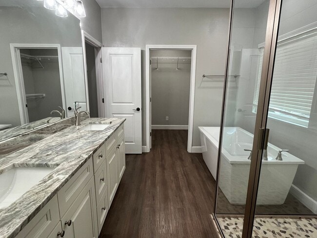 Building Photo - Upgraded New 3 Bedroom, 2 Bath home in Emerald Cove