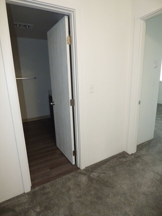 Building Photo - Rent Special: 1/2 Off May's Rent - 2 bed Townhome