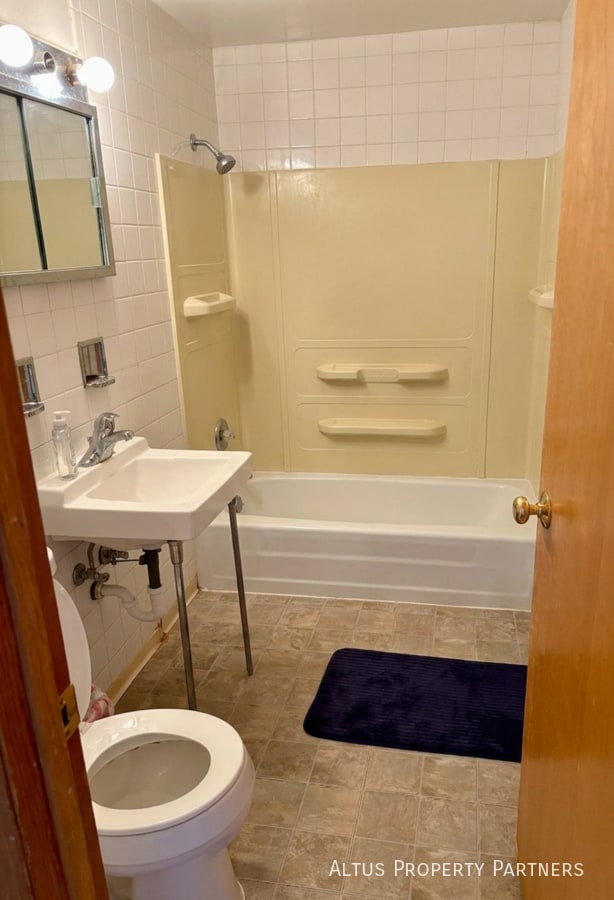 Building Photo - 17385 70th Ave