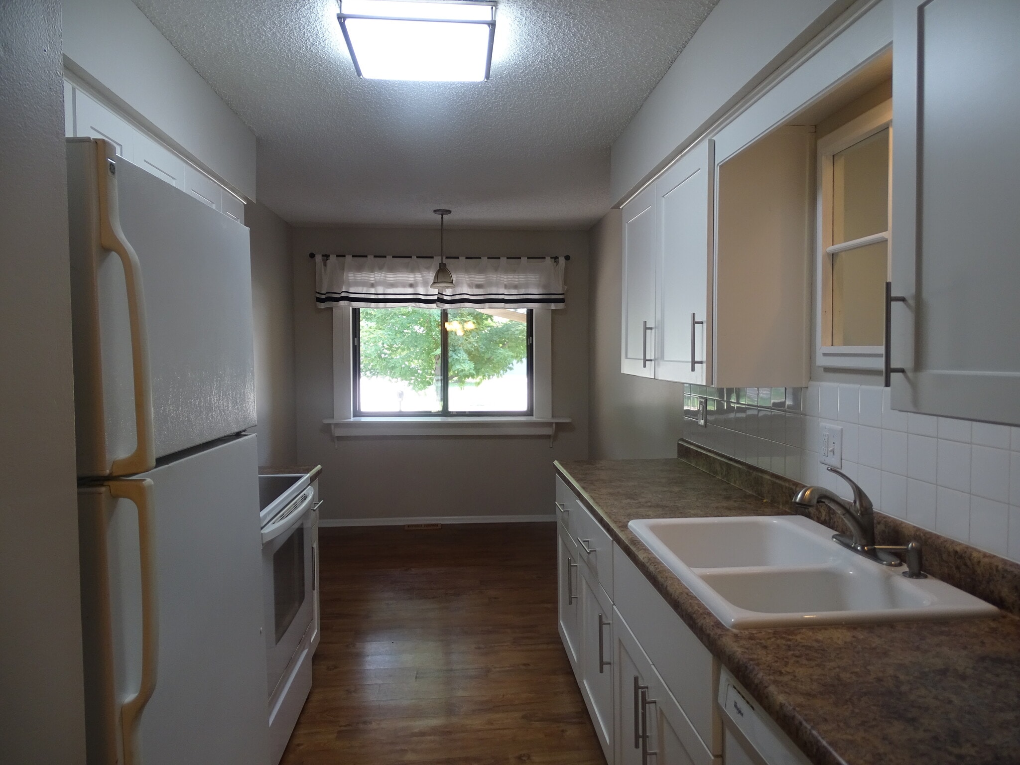 main-level eat-in kitchen - 4548 50th St