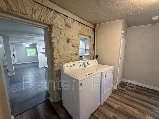 Building Photo - 414 N Oseuma Ave