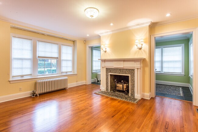 Building Photo - 161 Greenway S