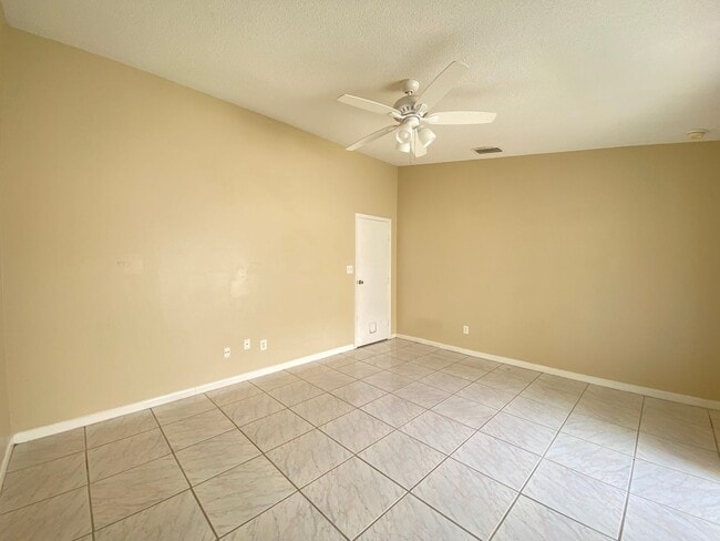 Building Photo - TWO BEDROOM W/ BONUS ROOM - Move In Ready
