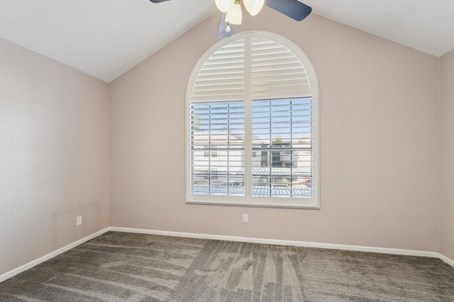 Building Photo - Beautiful 2 Bedroom