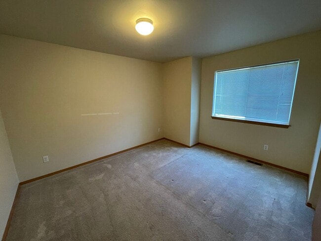 Building Photo - Beautiful, Spacious 4 Bedroom - 2.75 Bath ...
