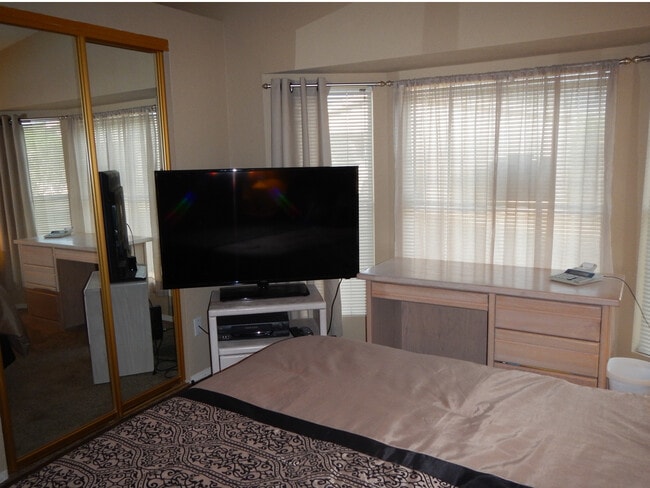 Building Photo - 6250 S Oakmont Dr