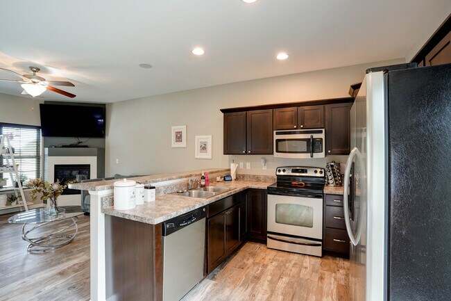 Building Photo - 402 Cambria Dr