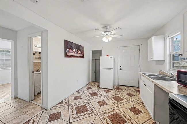 Building Photo - 816 W Minnehaha St