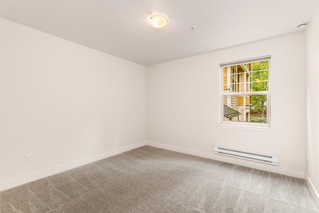 Building Photo - Updated 2 Bedroom 2 Bath Redmond - 1 Car D...