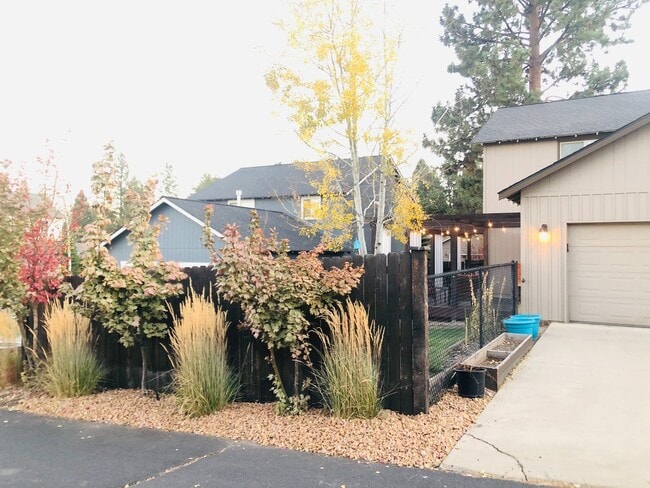 Building Photo - Great 3 Bedroom SW Bend Single Family Home