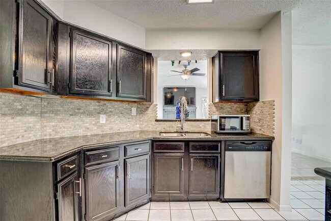 Building Photo - 8003 Goldengrove Dr