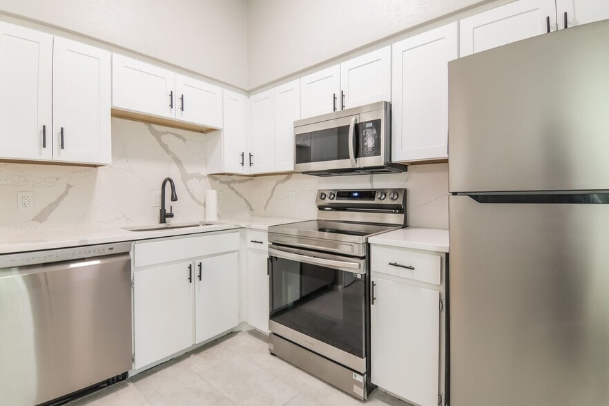 Building Photo - 10406 High Hollows Dr