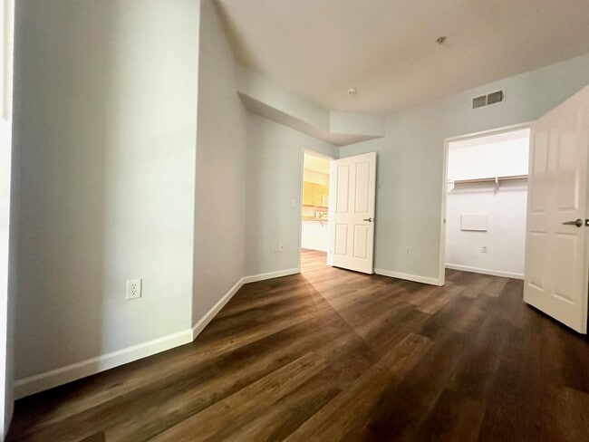 Building Photo - Beautiful One Bedroom Condo in the " Piazza Palermo." building! Pet considered!!