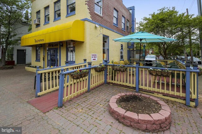 Building Photo - 409 E Raymond Ave