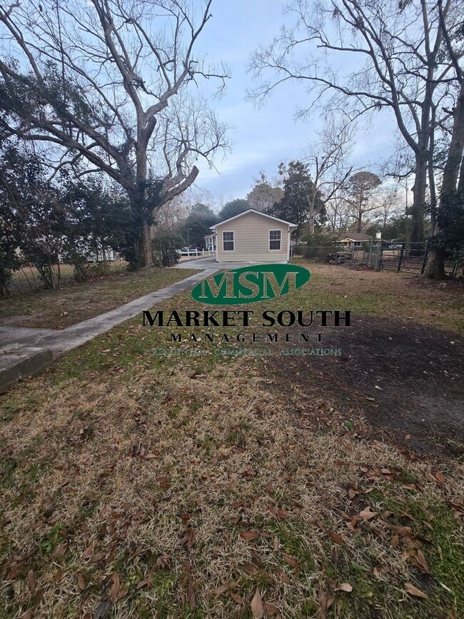 Building Photo - CUTE AND COZY THREE BEDROOM