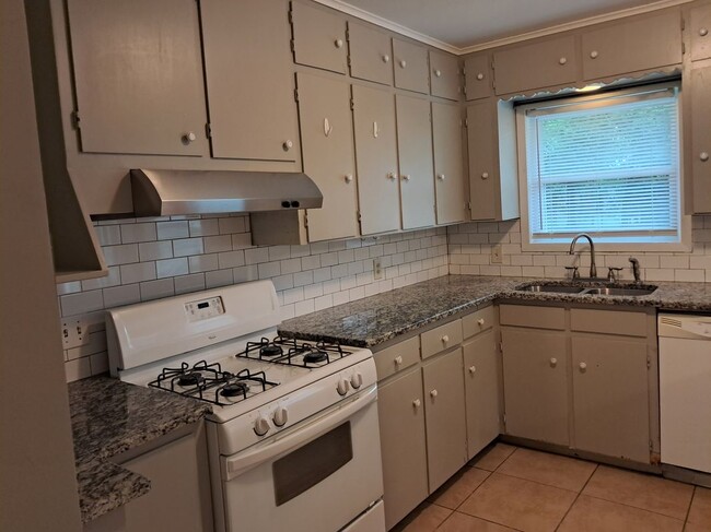 Building Photo - 1306 Leacrest Dr