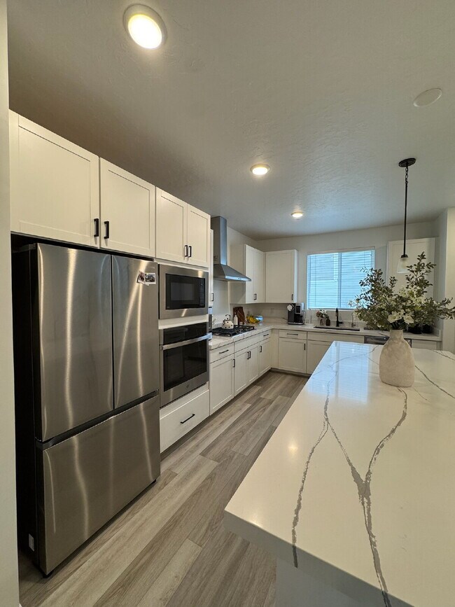 Building Photo - "Spacious 4-Bed Townhouse with Scenic Views & Rooftop Patio in American Fork!"