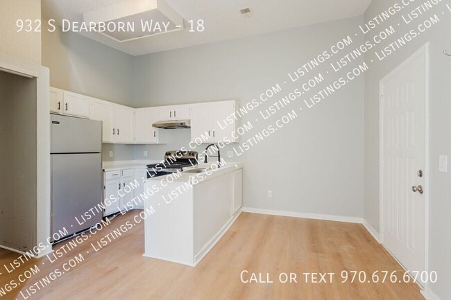 Building Photo - 932 S Dearborn Way