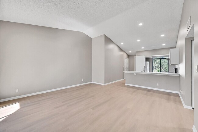 Building Photo - 719 Gardens Dr