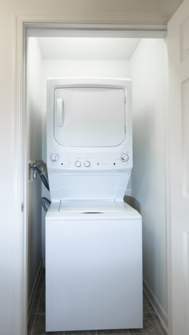 Building Photo - 526 Talon Dr