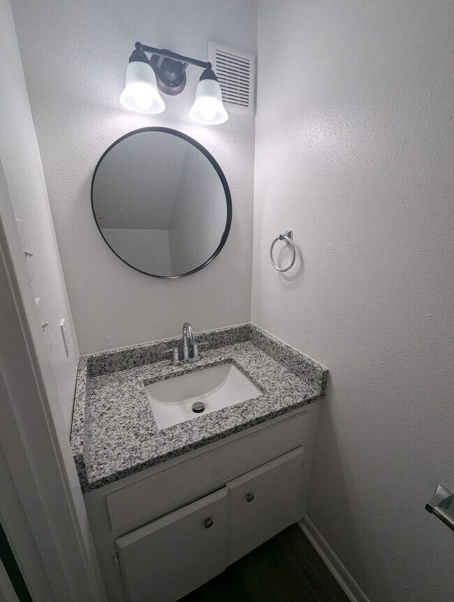 Building Photo - Newly Remodeled 2/1.5 Townhouse in Newport!
