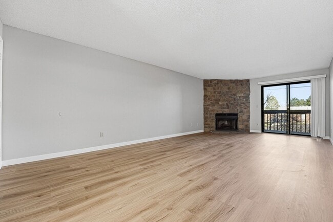 Building Photo - Updated 2 bed / 1 bath home in Lakewood!